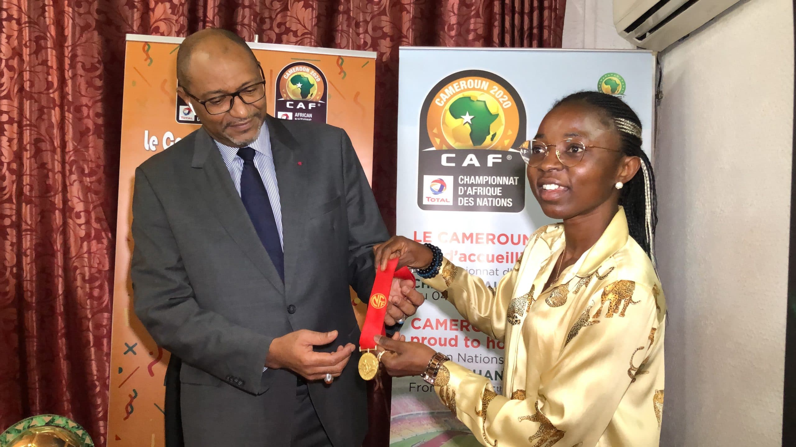 Nchout Ajara présente ses lauriers au président Seidou