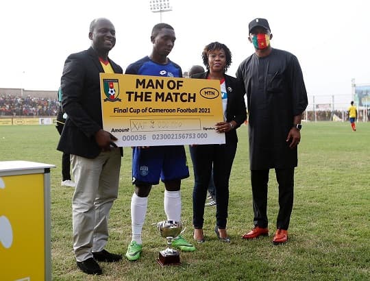 L’HOMME DU MATCH DE LA FINALE DE LA COUPE DU CAMEROUN 2021 A RECU SON TROPHEE ET UNE ENVELOPPE DE 2 MILLIONS DE FCFA
