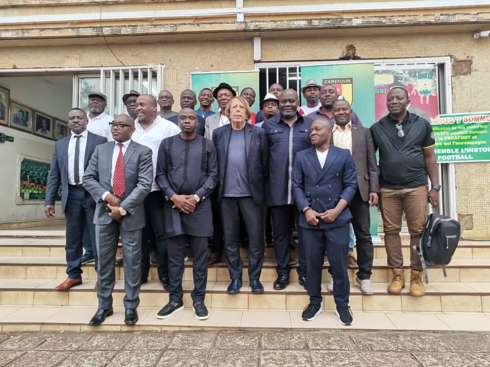 SEANCE DE TRAVAIL A LA FECAFOOT ENTRE CLAUDE LE ROY ET LES ENTRAINEURS CAMEROUNAIS