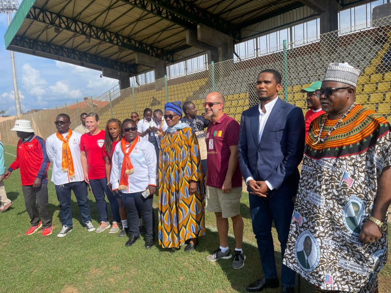 Samuel Eto’o assiste à un match de gala aux côtés de l’ambassadeur des États Unis au Cameroun