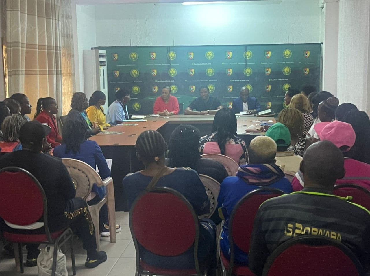 FECAFOOT: SAMUEL ETO’O REÇOIT LES ANCIENNES FOOTBALLEUSES