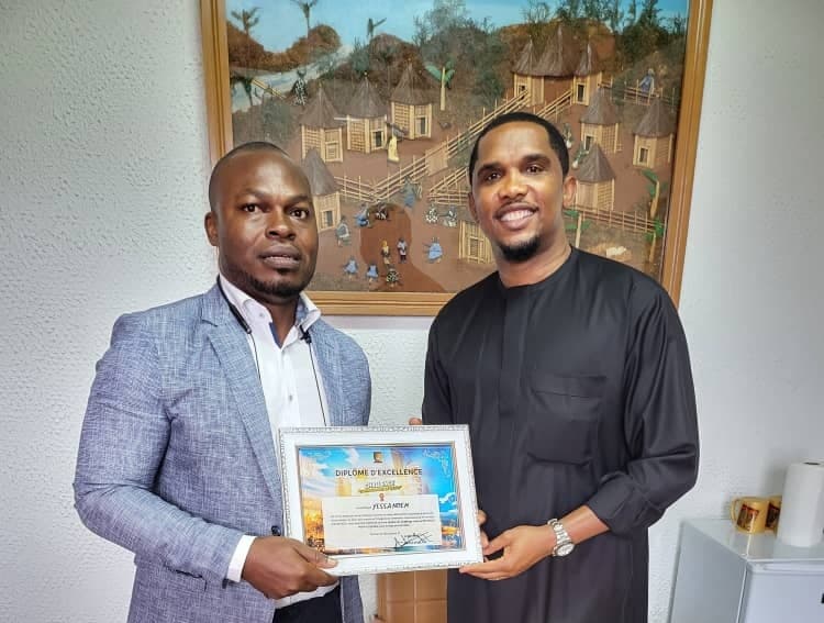 FECAFOOT : LE PRESIDENT DE LA FECAFOOT A REMIS LE PRIX DE MEILLEUR EMPLOYE DU MOIS DE JUIN 2022 A NDEM YESSA
